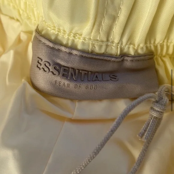 FEAR OF GOD ESSENTIALS
logo-patch track shorts - Picture 5 of 6
